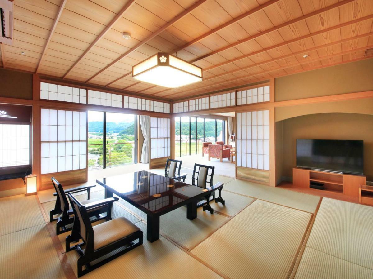 מלון Yamashiro Onsen Miyabi No Yado Kaga Hyakumangoku מראה חיצוני תמונה