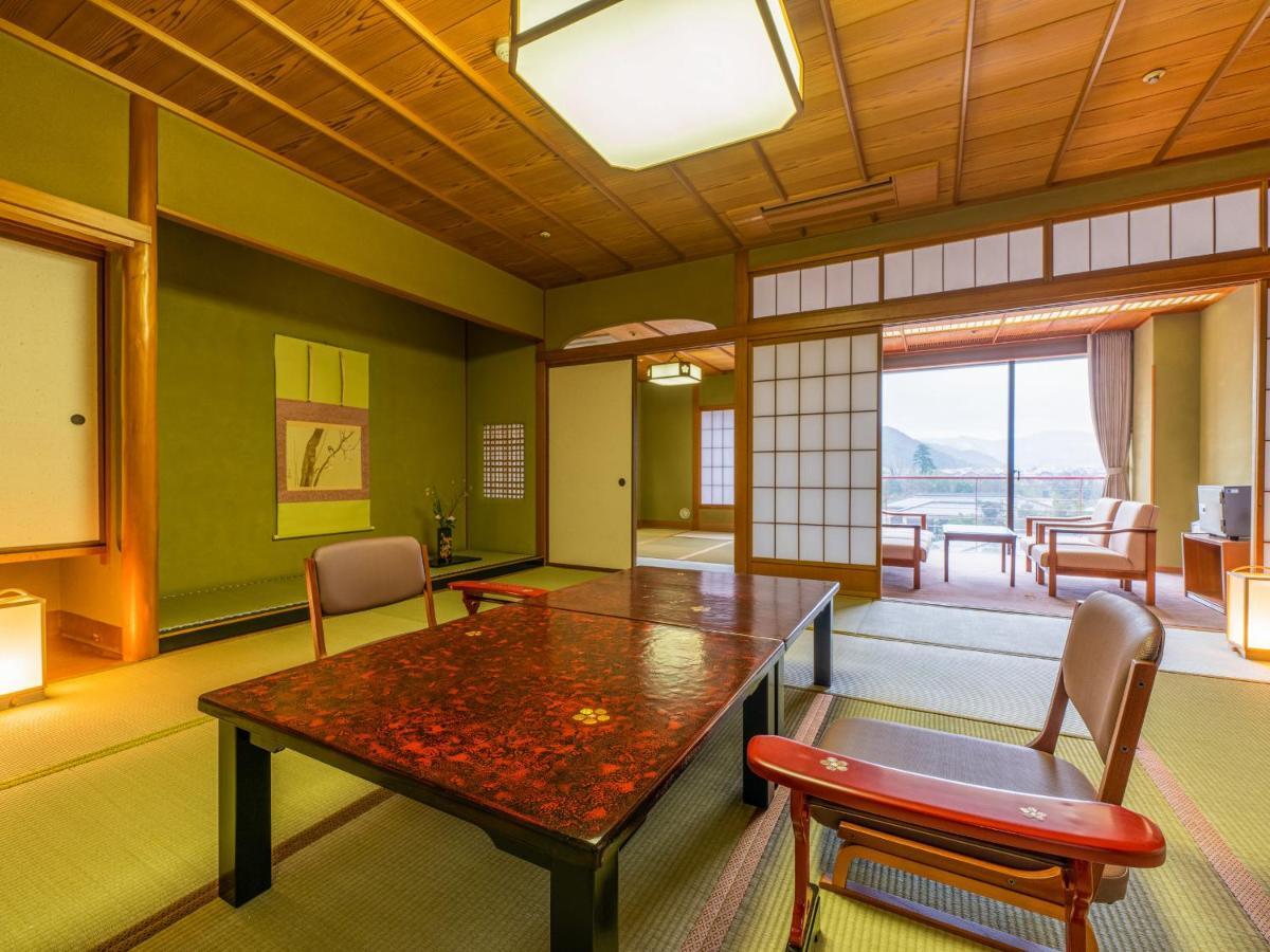 מלון Yamashiro Onsen Miyabi No Yado Kaga Hyakumangoku מראה חיצוני תמונה