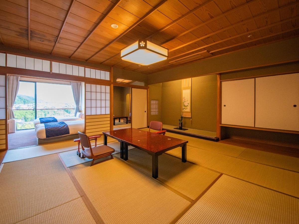 מלון Yamashiro Onsen Miyabi No Yado Kaga Hyakumangoku מראה חיצוני תמונה
